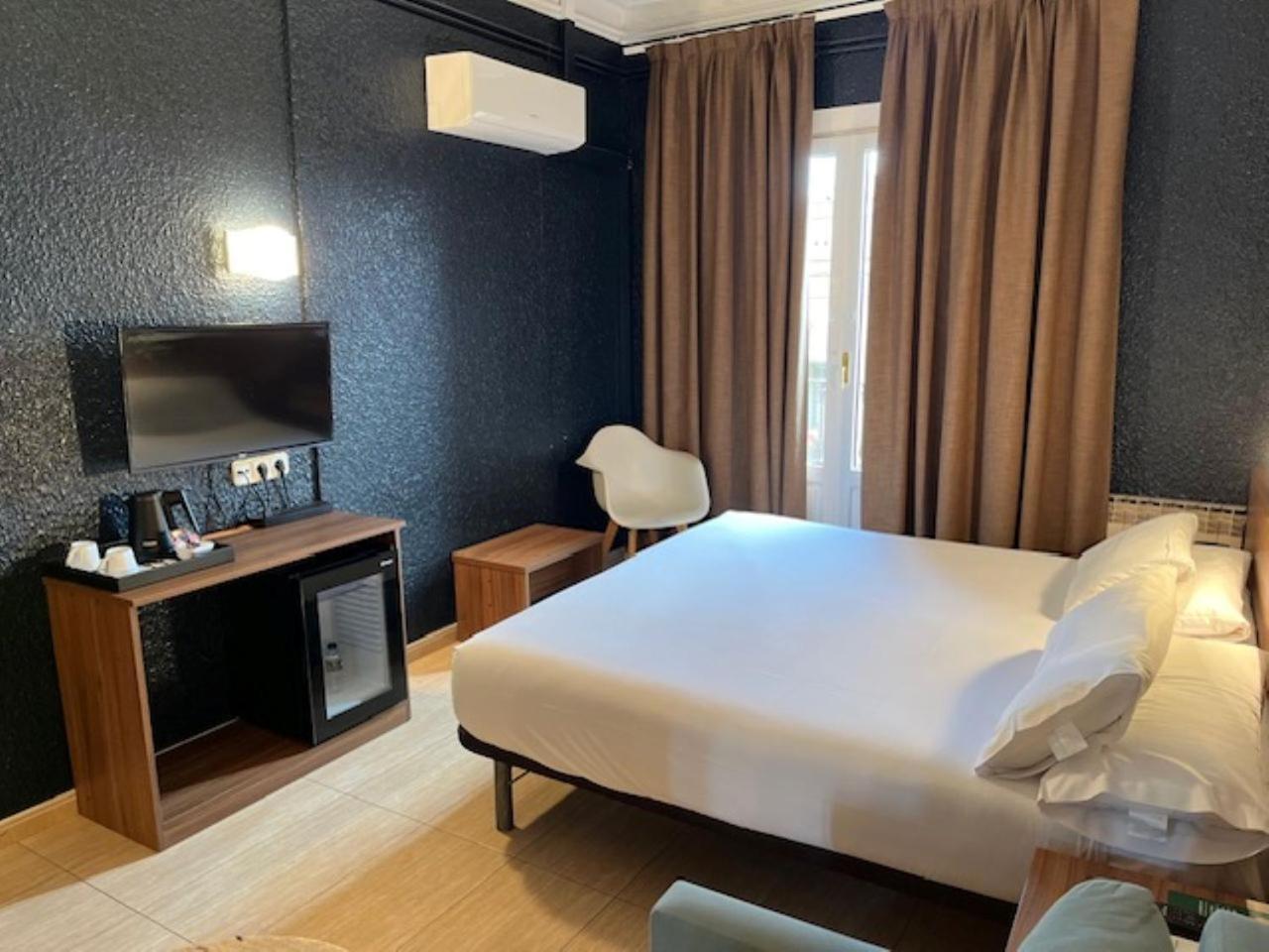 Hostal Iznajar Barcelona — Photos 1